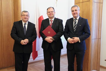 Od lewej: Minister infrastruktury i budownictwa Andrzej Adamczyk, prezes ULC Piotr Samson oraz wiceminister infrastruktury i budownictwa Jerzy Szmit