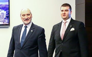 Od lewej: Minister Obrony Narodowej Antoni Macierewicz i rzecznik MON Bartłomiej Misiewicz