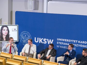 Od lewej: moderator panelu dr Tmasz Sińczak, paneliści adw. dr Marcn Berent, dr Tomasz Jacek Lis, dr Bartosz Płotka, mgr Łukasz Subramaniam