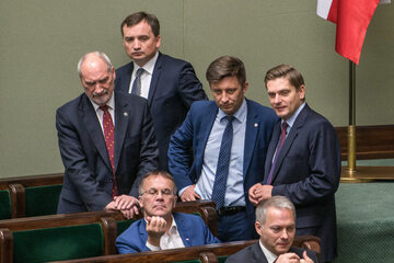 Od lewej na stojąco: Antoni Macierewicz, Zbigniew Ziobro, wiceszef MON Michał Dworczyk, wiceszef MON Bartosz Kownacki