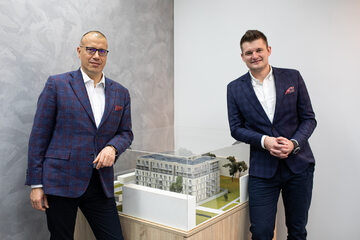 Od lewej: Piotr Hofman, prezes HM Invest SA i Bartosz Dąbrowski, prezes HM Factory