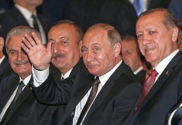Od lewej: premier Turcji Binali Yildirim, prezydent Azerbejdżanu Ilham Aliyev, prezydent Rosji Władimir Putin i prezydent Turcji Recep Tayyip Erdogan