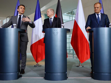 Od lewej: Prezydent Francji Emmanuel Macron, kanclerz Niemiec Olaf Scholz i premier Donald Tusk