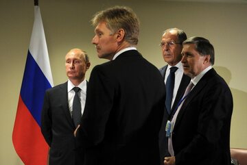 Od lewej: Prezydent Rosji Władimir Putin, rzecznik prezydenta Dmitrij Pieskow, szef rosyjskiego MSZ Sergiej Ławrow i doradca Putina Jurij Uszakow