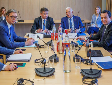 Od lewej prezydent Serbii Aleksander Vucić, specjalny przedstawiciel UE Miroslav Lajcak, szef unijnej dyplomacji Josep Borrell i premier Kosowa Albin Kurti