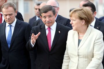 Od lewej: przewodniczący Rady Europejskiej Donald Tusk, premier Turcji Ahmet Davutoglu i kanclerz Niemiec Angela Merkel