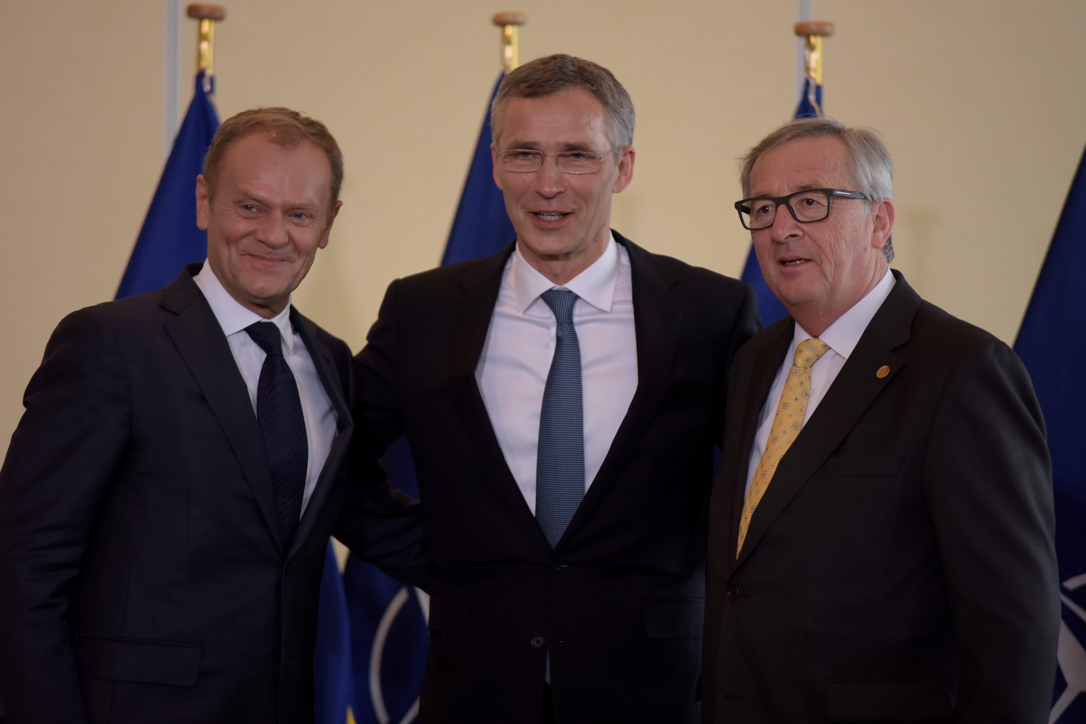 Od lewej: Przewodniczący Rady Europejskiej Donald Tusk, Sekretarz Generalny NATO Jens Stoltenberg i szef Komisji Europejskiej Jean-Claude Juncker