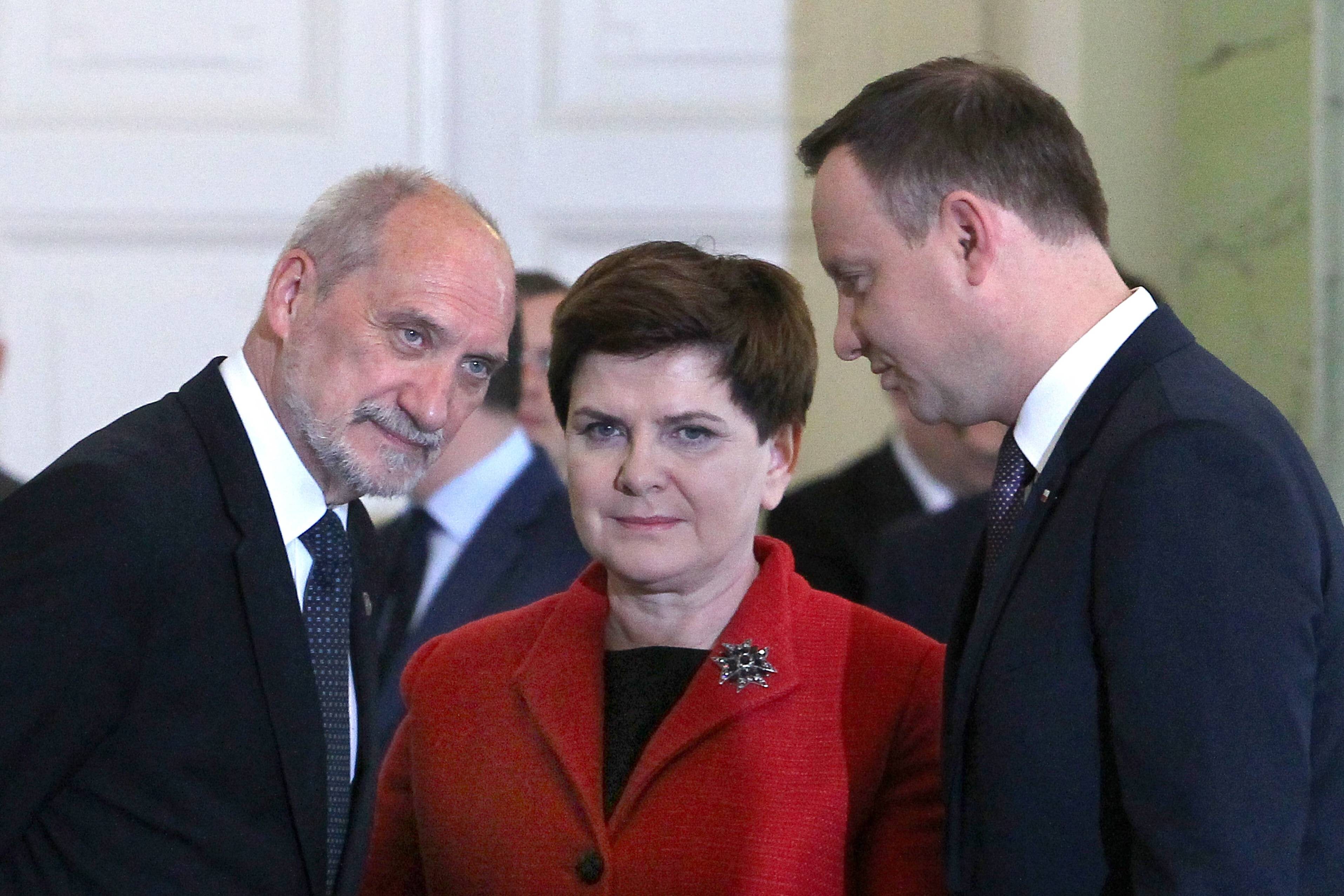 Od lewej: szef MON Antoni Macierewicz, premier Beata Szydło i prezydent Andrzej Duda