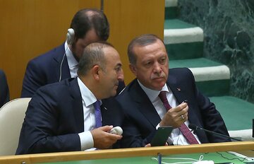 Od lewej: szef tureckiego MSZ Mevlut Cavusoglu i prezydent Turcji Recep Tayyip Erdogan