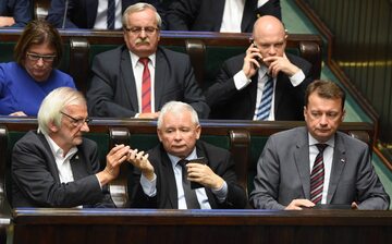 Od lewej w pierwszym rzędzie: Ryszard Terlecki, Jarosław Kaczyński, Mariusz Błaszczak