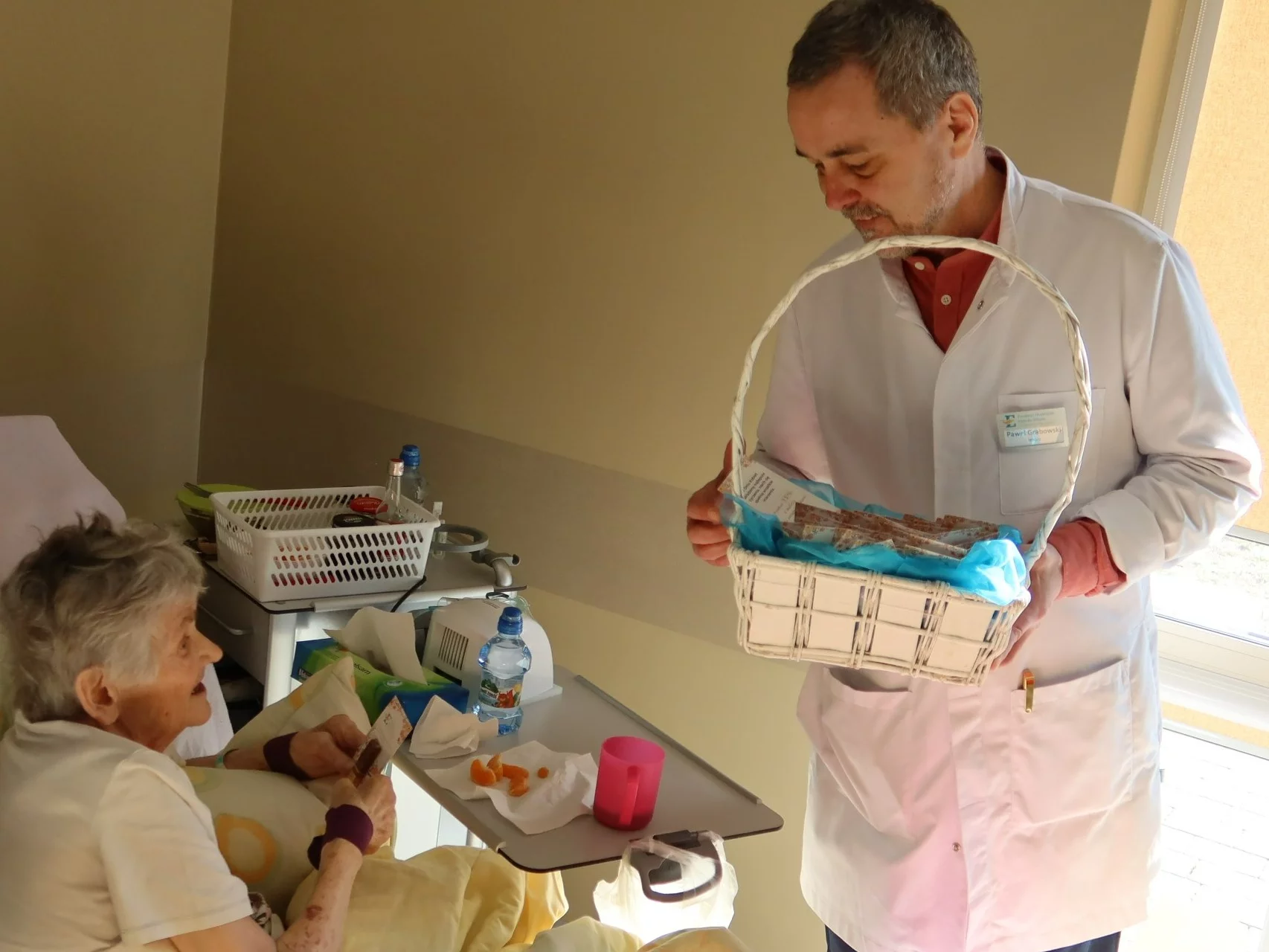 Dr Paweł Grabowski z pacjentką