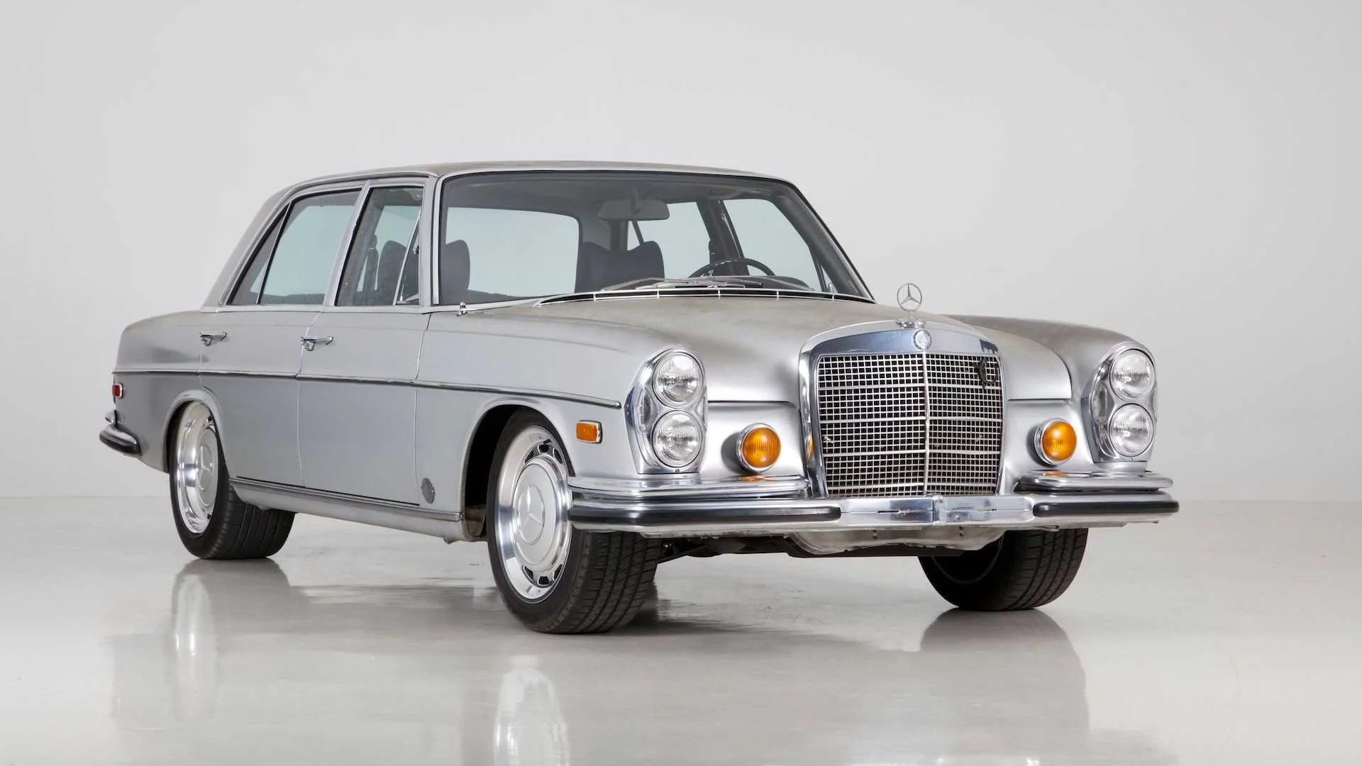 Icon Derelict Mercedes-Benz 300 SEL