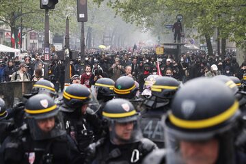 Oddział prewencji policji przeciął na pół doroczny marsz pierwszomajowy w Paryżu