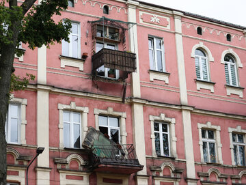 Oderwany balkon z kamienicy w Sosnowcu