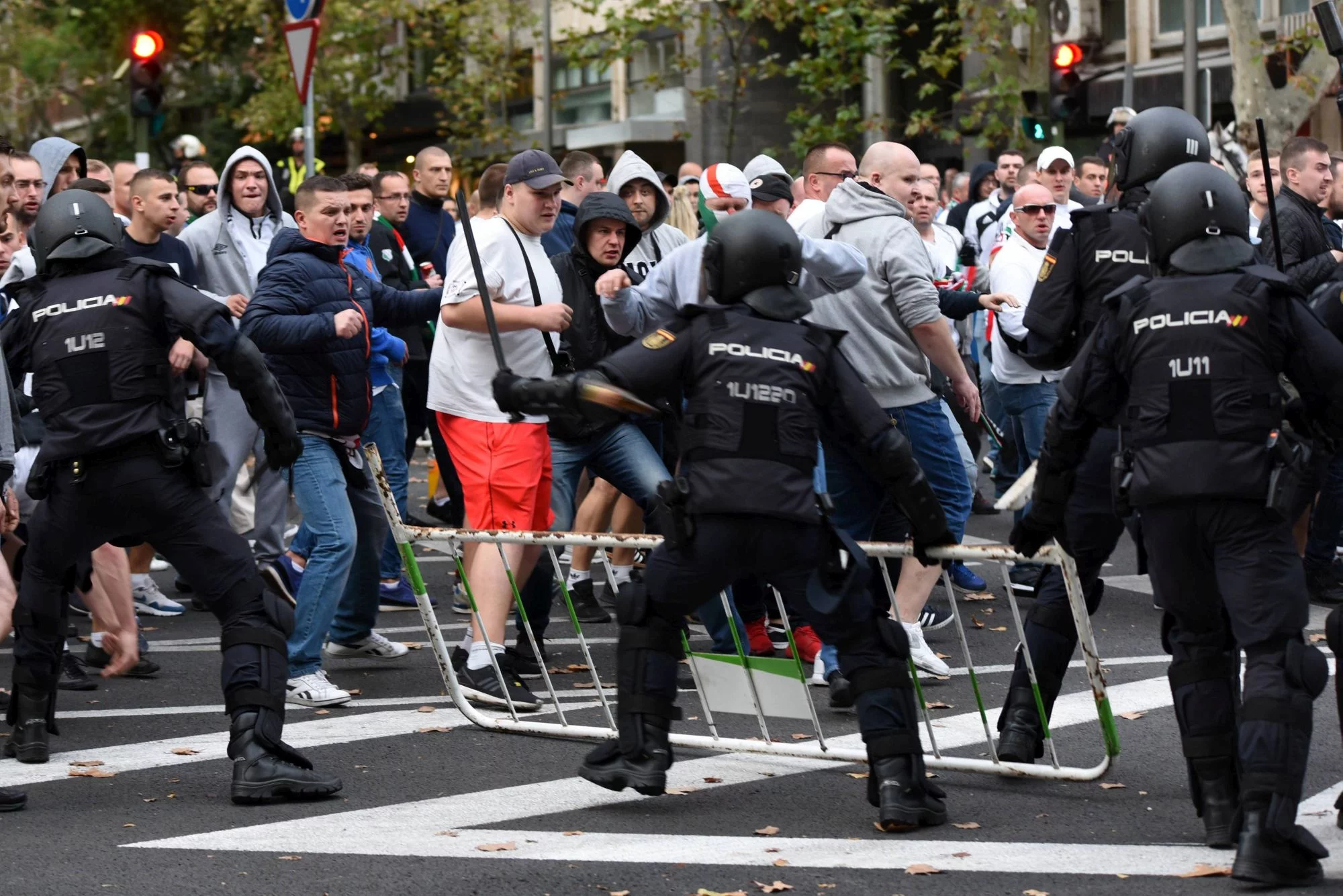 Chuligani atakują hiszpańskich policjantów