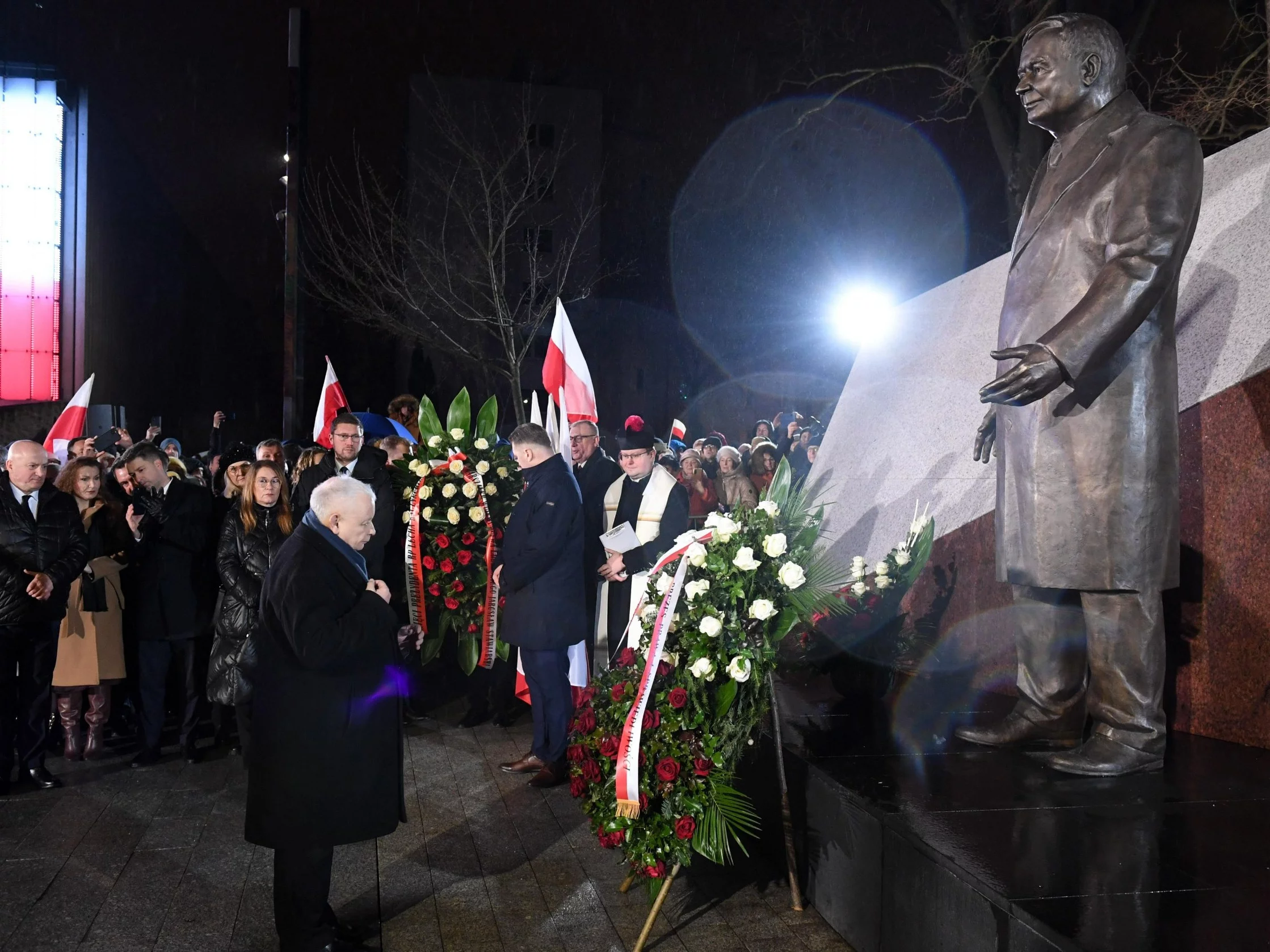 Prezes PiS Jarosław Kaczyński podczas odsłonięcia pomnika śp. prezydenta Lecha Kaczyńskiego