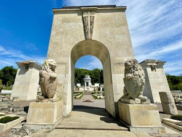 Odsłonięte po latach kamienne lwy na Cmentarzu Obrońców Lwowa