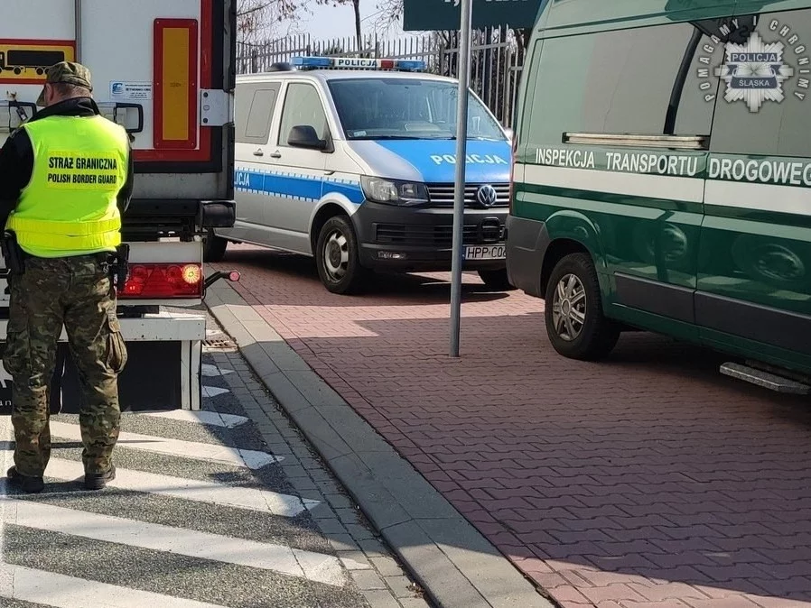 Śląska Policja i SG kontroluje pojazdy w związku z epidemią pryszczycy