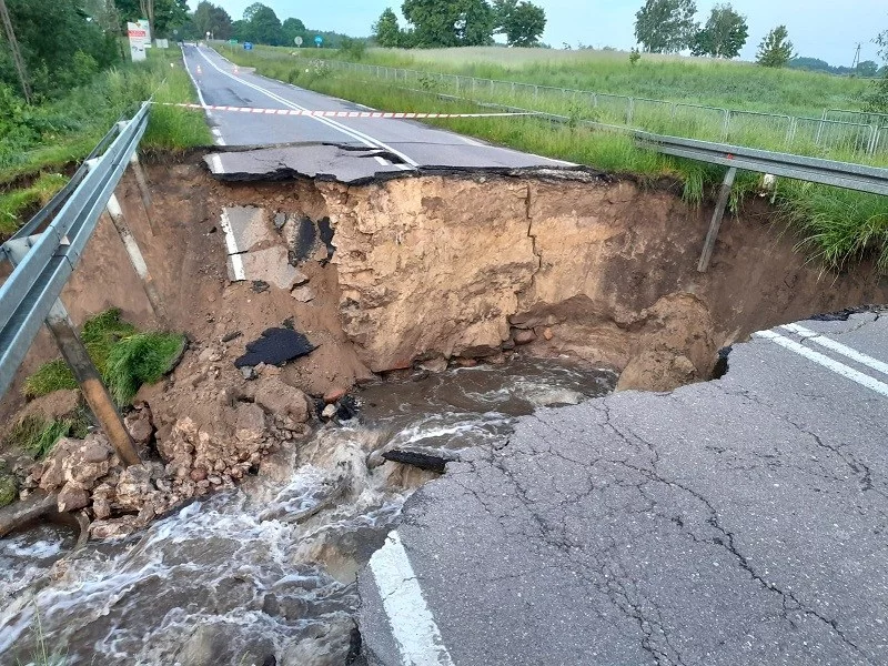 Wyrwa w drodze na Podlasiu