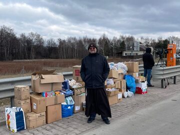 Ojciec Filip Buczyński dostarczył dary w okolice przejścia granicznego w Korczowej