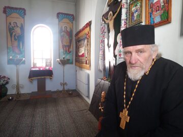 Ojciec Leonid w swojej cerkwi