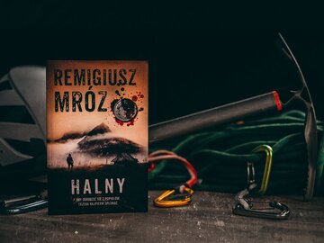 Okładka książki „Halny” Remigiusza Mroza