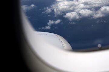 Okno samolotu, zdjęcie ilustracyjne