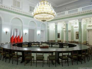 Okrągły stół wystawiony został w Sali Kolumnowej Pałacu Prezydenckiego