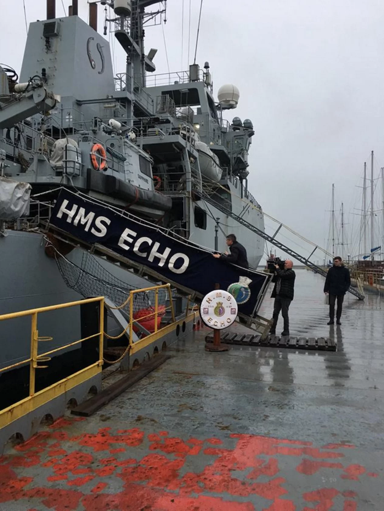 Gavin Williamson podczas wizyty w porcie w Odessie