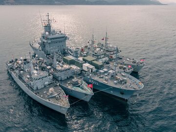 Okręt dowodzenia zespołem, na zdjęciu niemiecki FGS Elbe, poza byciem pływającą platformą dla sztabu, pełni zadania wsparcia dla jednostek przeciwminowych