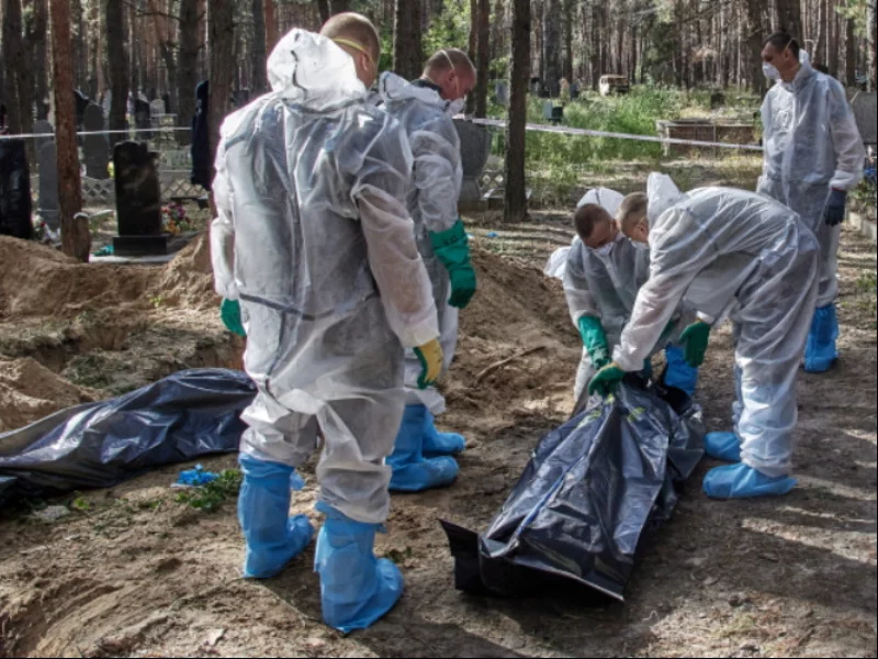 Ekshumacja ciał poległych żołnierzy i cywilów w Izium, 19 września 2022 r.