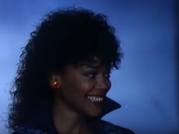 Ola Ray w teledysku do piosenki „Thriller” Michaela Jacksona