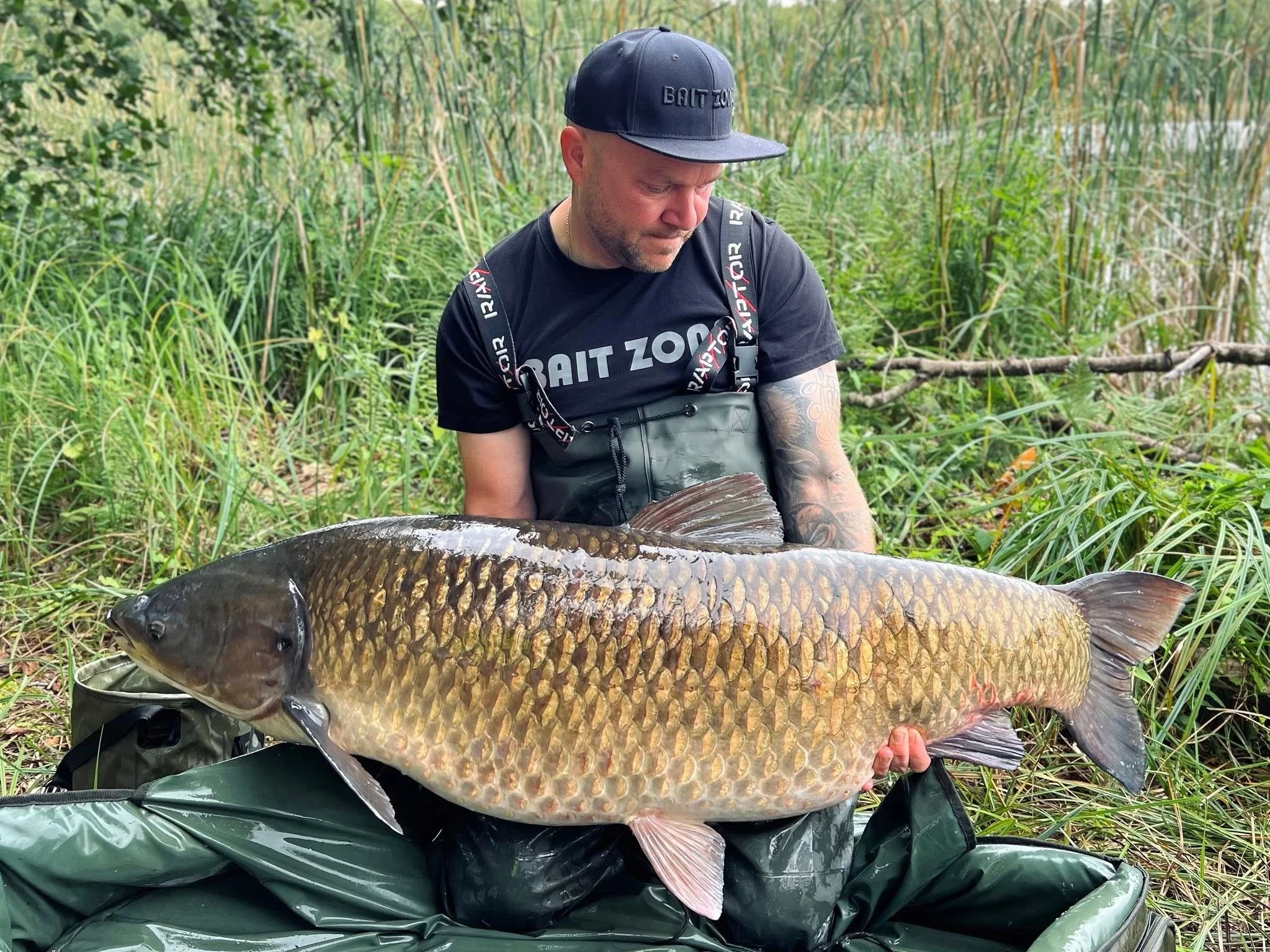 Arkadiusz Cichosz z wielkim amurem