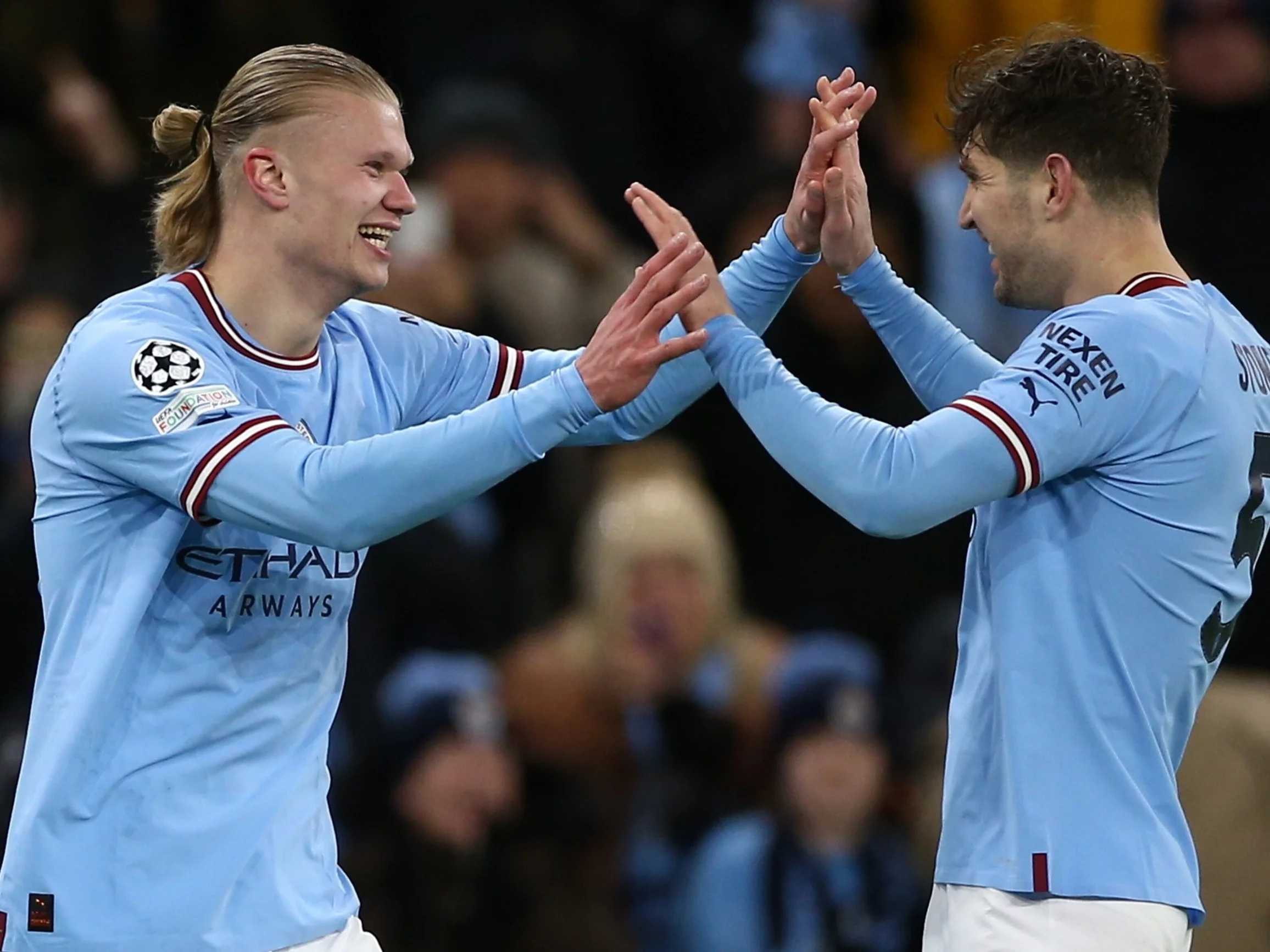 Erling Haaland i John Stones z Manchesteru City