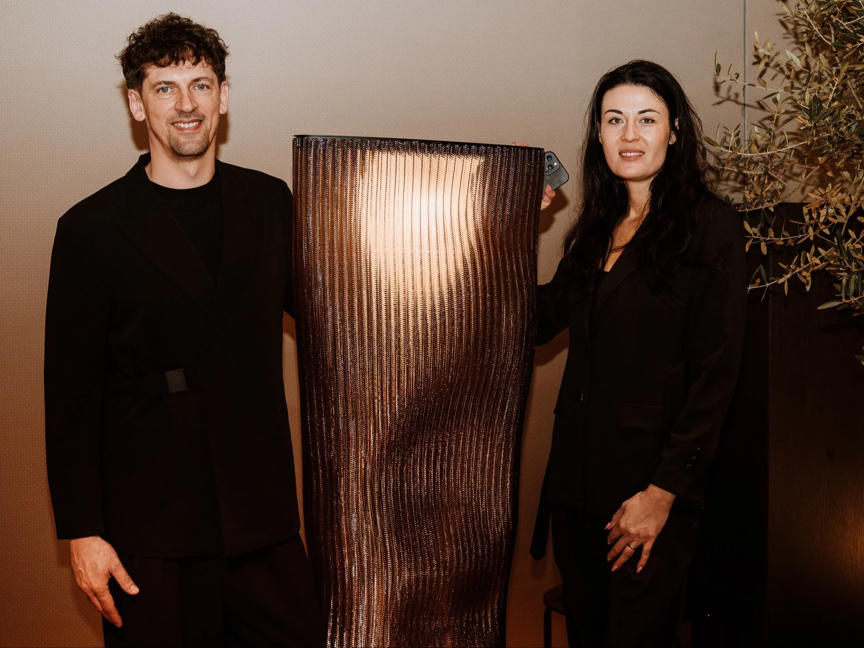 olta x Maciej Karpiak – lampy AVA i meble marki podczas Salone del Mobile w Mediolanie