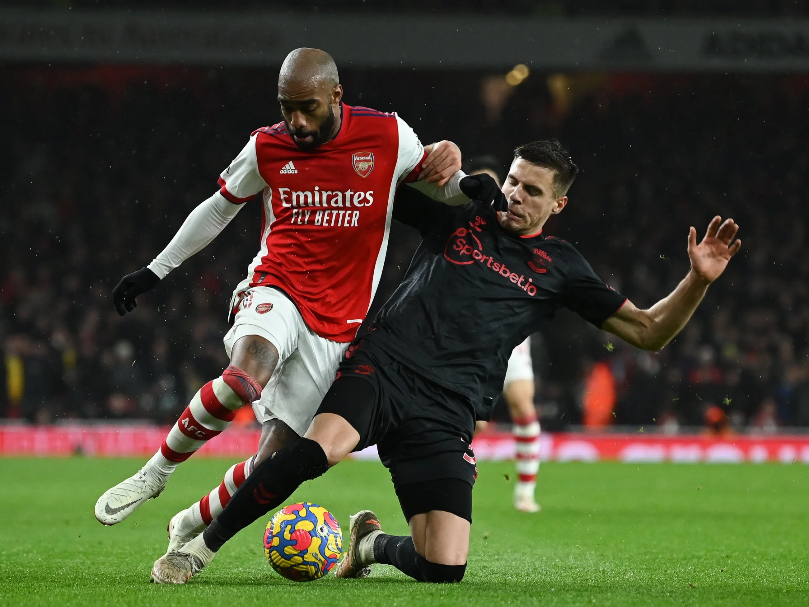 Jan Bednarek i Alexandre Lacazette