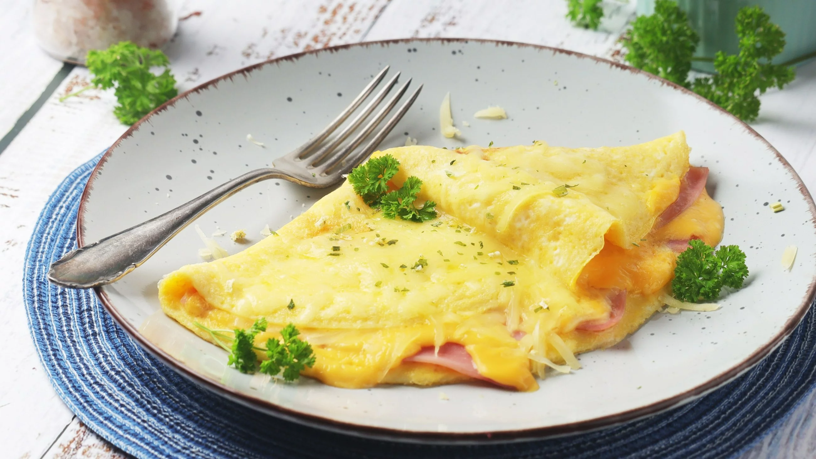 Omlet z szynką i serem