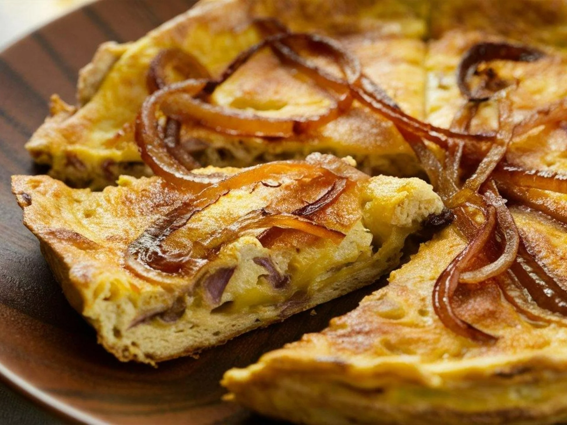 Omlet z karmelizowaną cebulą i pieczarkami