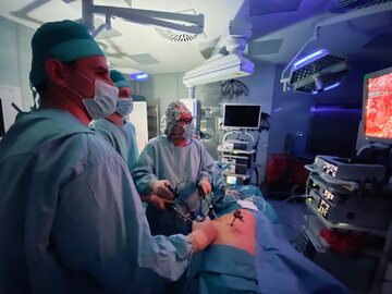 Operacja laparoskopowa zespołu prof. Piotra Chłosty