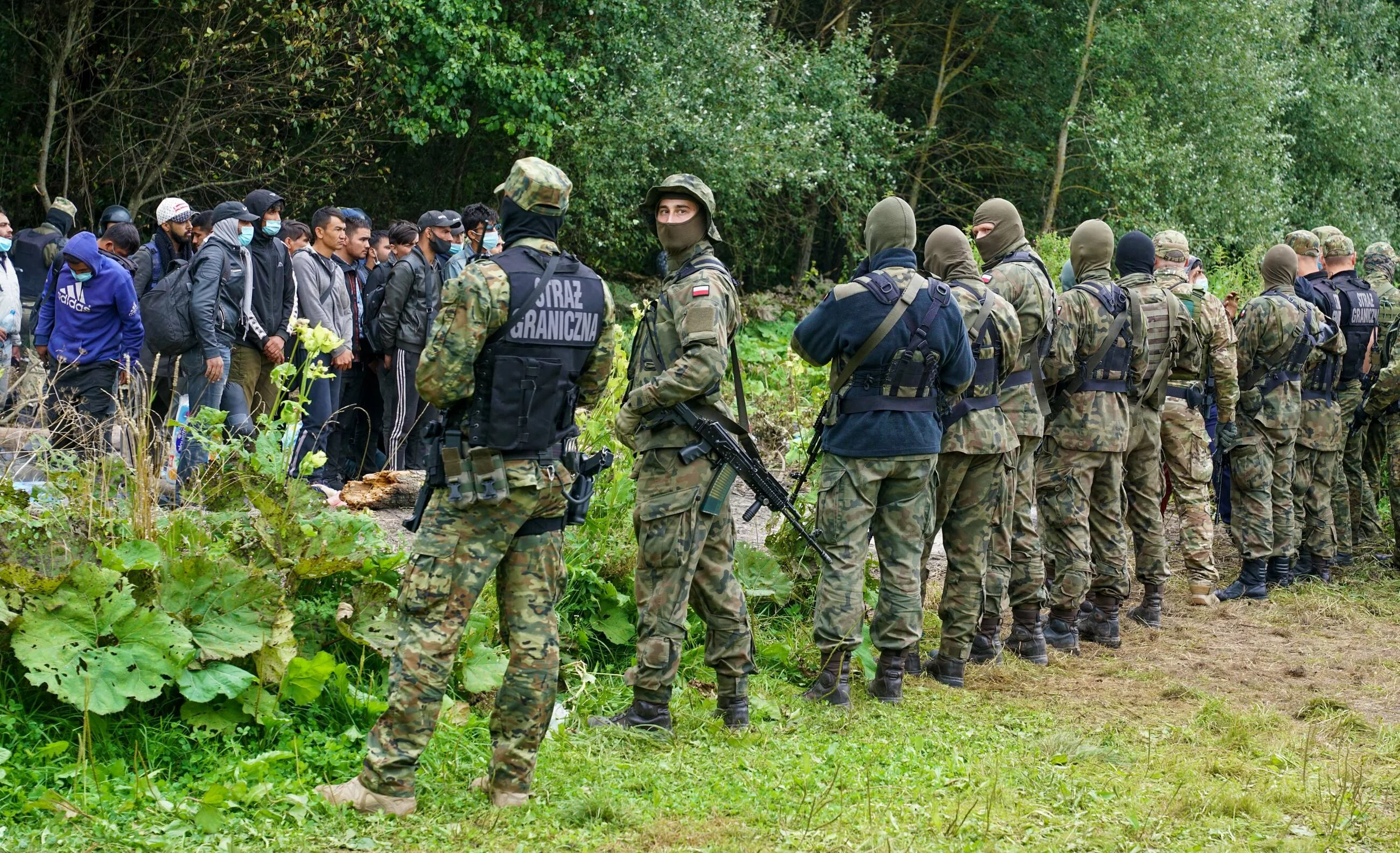 Polscy pogranicznicy blokujący wstęp do Polski migrantom w Usnarzu Górnym