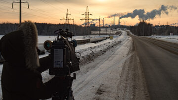 Operator filmuje drogę do rafinerii ropy naftowej w Mozyrzu, zdjęcie ilustracyjne