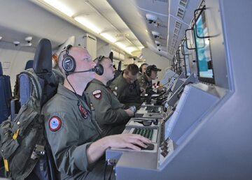 Operatorzy na pokładzie Boeinga P-8 Poseidon podczas akcji poszukiwawczej