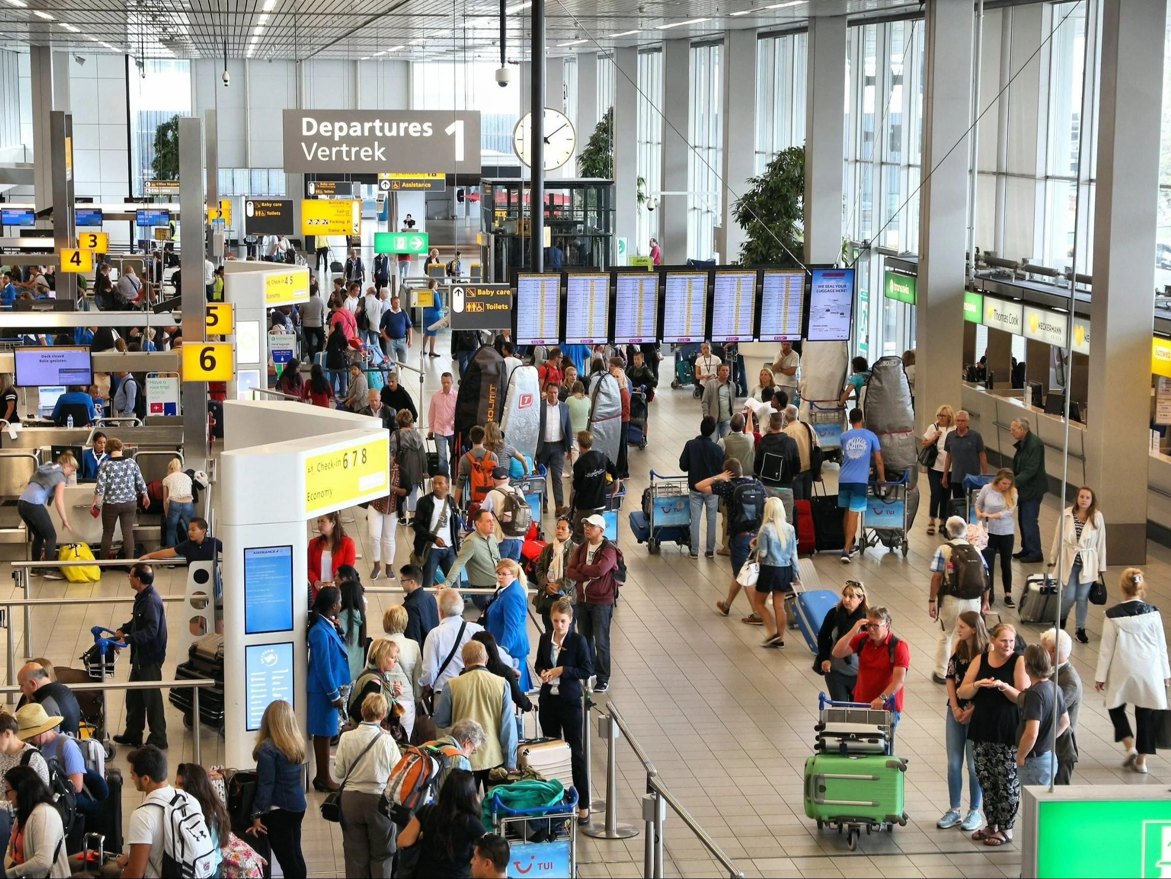 Pasażerowie na lotnisku Schiphol w Amsterdamie