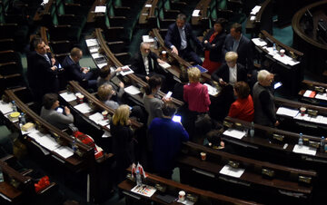 Opozycja okupująca salę plenarną Sejmu