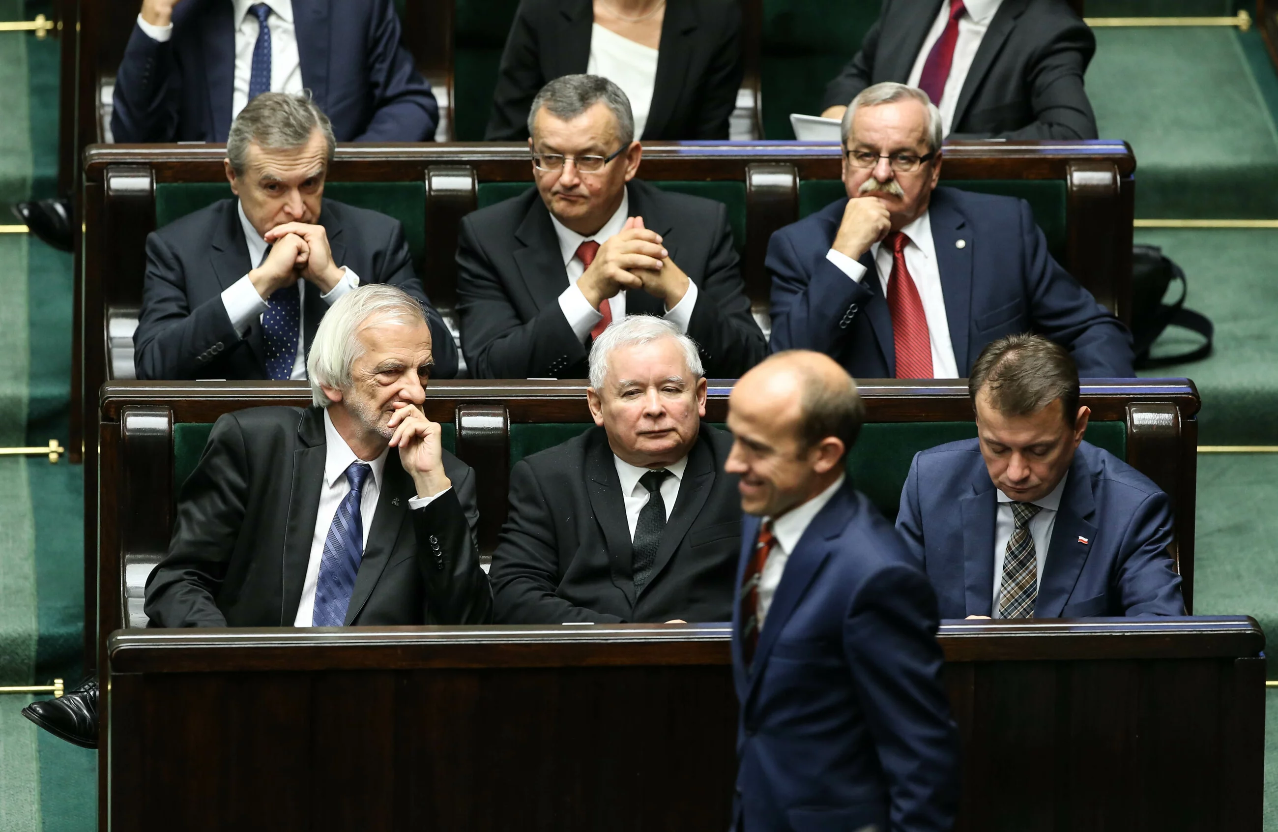 Lider PO Borys Budka przechodzący przed politykami PiS - m.in. Jarosławem Kaczyńskim, Mariuszem Błaszczakiem, a także Ryszardem Terleckim