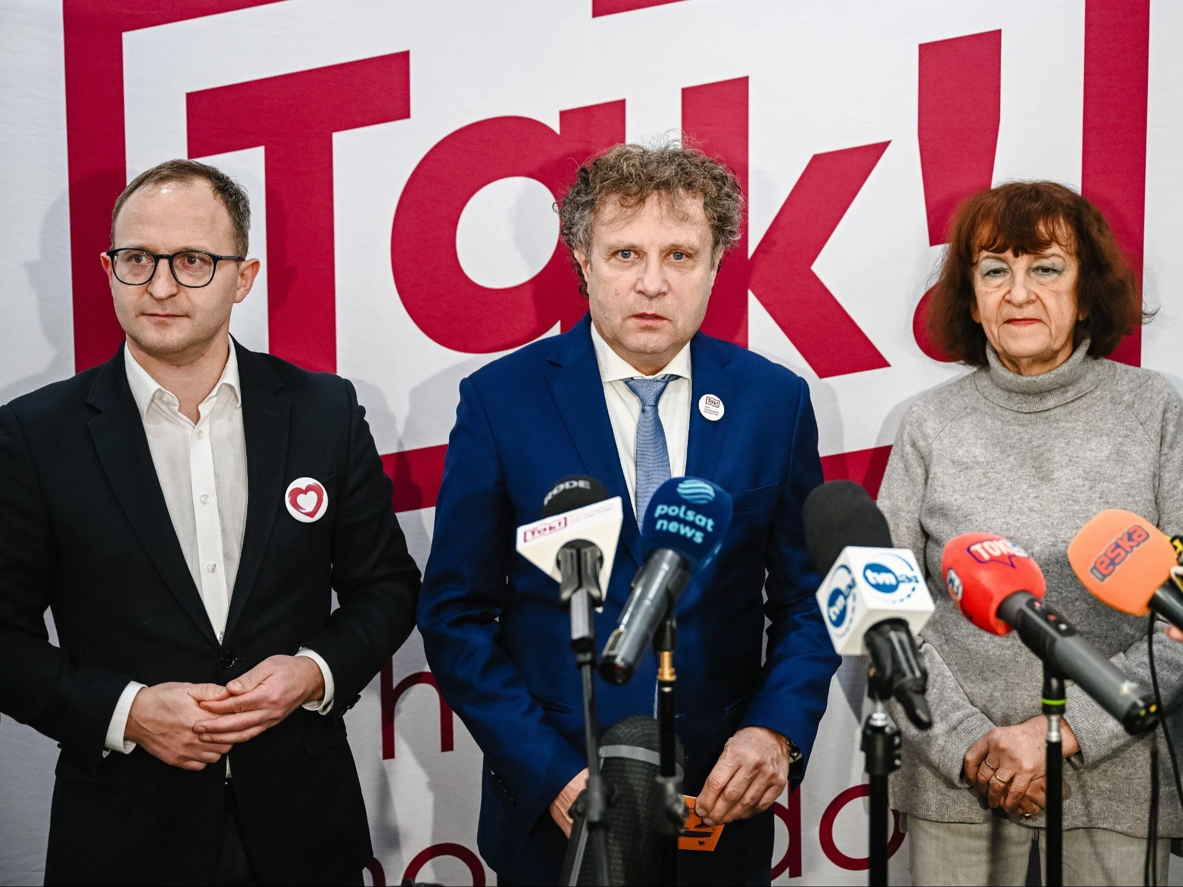 Były prezydent Sopotu, poseł KO Jacek Karnowski (C), były wiceprezydent Sopotu Marcin Skwierawski (L) oraz radna Sopotu Anna Łukasiak (P) podczas konferencji prasowej w Sopocie