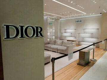 Opustoszały sklep Dior w moskiewskiej galerii handlowej