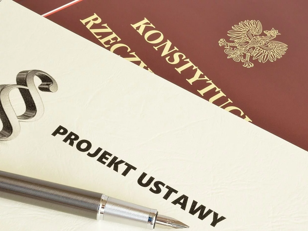 Projekt ustawy. Zdjęcie poglądowe