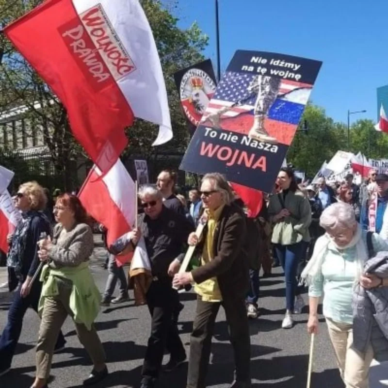 Zdjęcie z demonstracji pod hasłem „To nie nasza wojna”