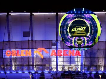 Orlen Arena w Płocku i logo Clout MMA